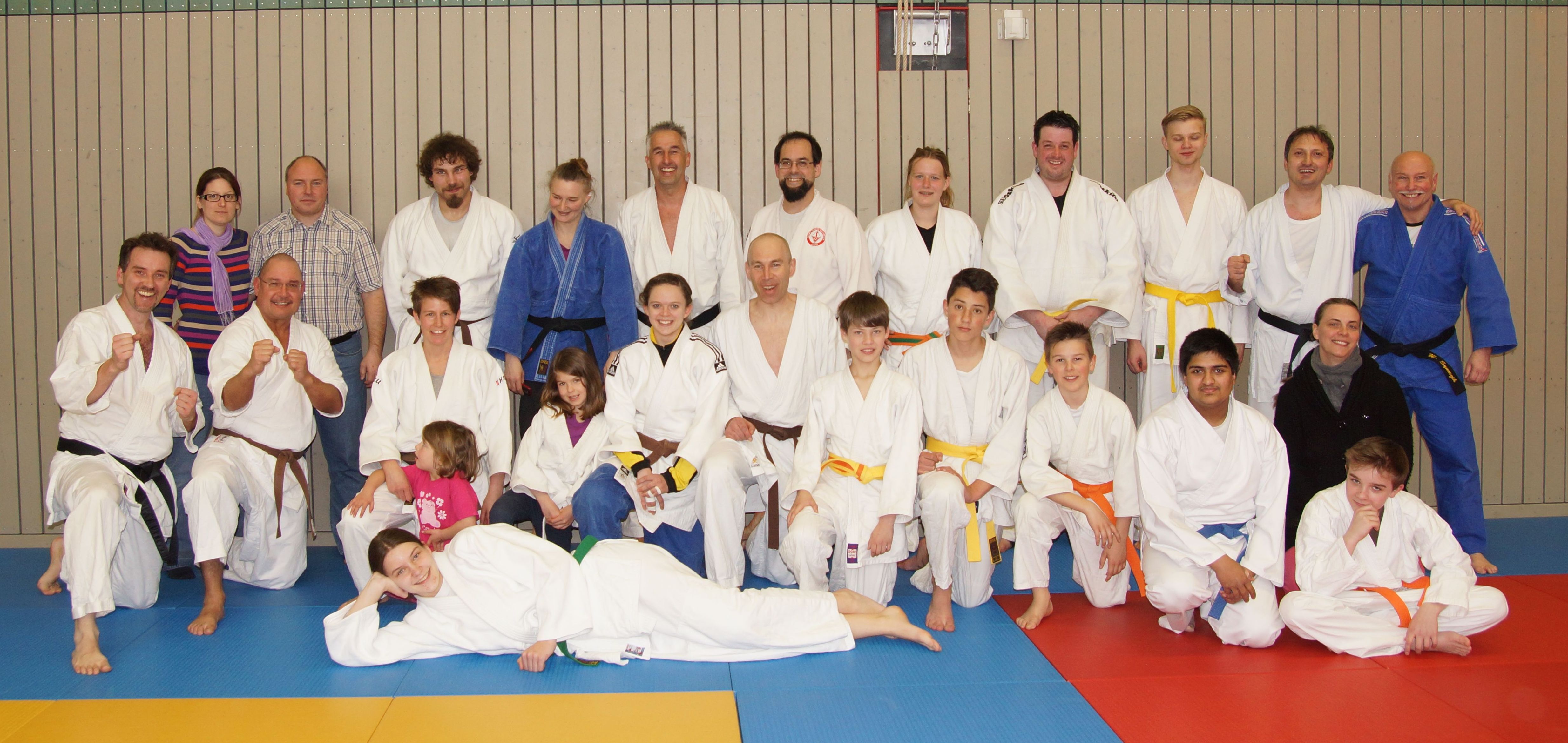 Glückliche Teilnehmer, schöner Samstag. Die Teilnehmer des zweiten Judo/Karate Meetings